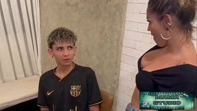 Mama Studio em:Trepei com minha madrasta safada para que ela n&atilde_o conte ao meu pai que me pegou assistindo porn&ocirc_ na hora do jantar