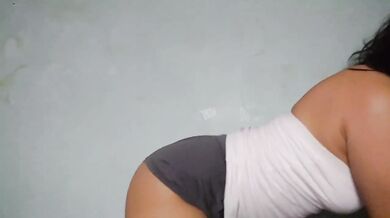 Teenage dancer stripped and twerking into a solo orgasm