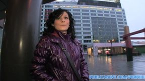 PublicSex HD Enge weiße Jeans Mädchen wird in einem Hotel gefickt