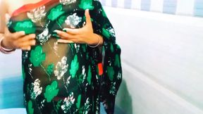 bhabi bathroom me nahate wakt pisab kar diya