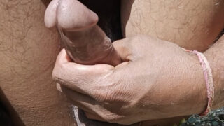 Jonge Indiase solo-gast krijgt zijn strakke kont ruw gefist en gefingerd.