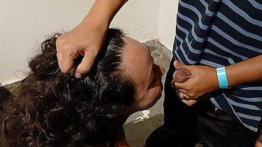 Fui entrar no quarto dos casais na base dos sapecas e acabei virando a putinha do gangbang