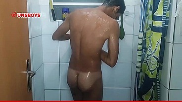Estudante novinho dotado tomando banho depois da aula - Solo Unsboys