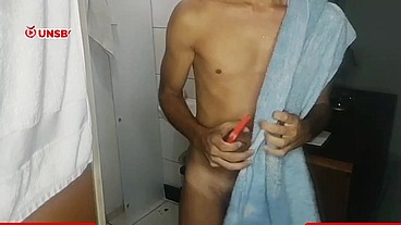 Estudante novinho dotado tomando banho depois da aula - Solo Unsboys
