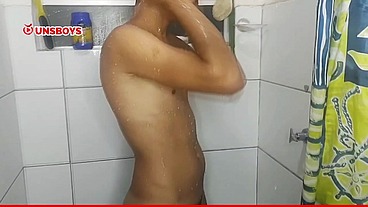 Estudante novinho dotado tomando banho depois da aula - Solo Unsboys
