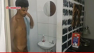 Estudante novinho dotado tomando banho depois da aula - Solo Unsboys
