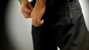 Seguran&ccedil_a do supermercado davo banheirao mijando