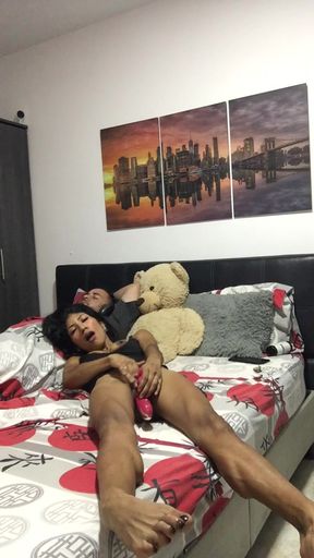 A big exotic girl rubs her big pussy.