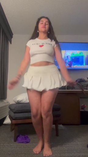 Jolly amateur babe drops her bra while doing jumping jacks