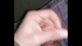 Bi-sexueller m4rkus77 wichst und melkt seine Spermaladung auf der Terrasse am Parkrand ab