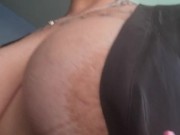 Con gafas y enseñando tetas