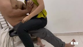 saali ne jija ko dekh liya bina towel ke.. aur phir hui chudai