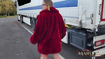 Exhib Parking PL : Routier Me Repère et Me Baise Comme une salope dans la Cabine de Son Camion