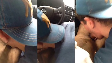 Chupando o pau do meu amigo dentro do carro no meio da praça