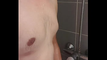 Qui me rejoins pour une petite douche apr&egrave_s mon sport? Bon r&eacute_veil &agrave_ vous