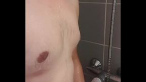 Qui me rejoins pour une petite douche apr&egrave_s mon sport? Bon r&eacute_veil &agrave_ vous