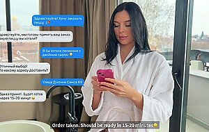 Pizzabud slikkede vad fisse. Cutie spiste kurerens sperm - Eva Soda