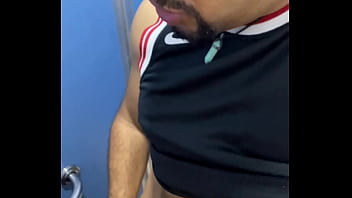 SEXO NO BANHEIRO DO TERMINAL DE &Ocirc_NIBUS COM O COBRADOR CASADO.