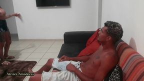 milf nao resiste ao ver o jovem na sala e cai de boca no pau dele