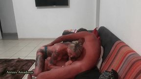 milf nao resiste ao ver o jovem na sala e cai de boca no pau dele