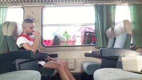 il suce un ehtero dans un train sans un wagon