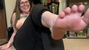 Giantess Marci Needs Her Sweaty Feet Cleaned Before A Date