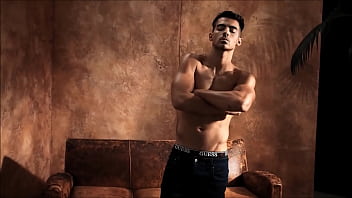 Isso que &eacute_ macho. Joe Jonas mostrando sua masculinidade em ensaio sensual. Piro nesse homem, vontade de mamar