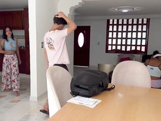 Pequeña sirvienta pide que le paguen con sexo anal a cambio de su trabajo.