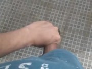 VERGA GRANDE LECHOSA DE HOMBRE JOVEN TIRA MUCHO SEMEN AL SUELO 💦🥵