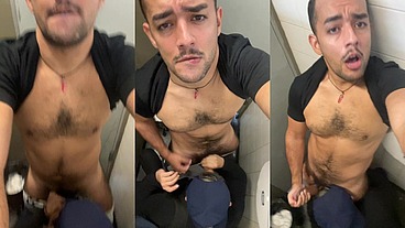 SENDO MAMADO PELO FLANELINHA NO WC PUBLICO