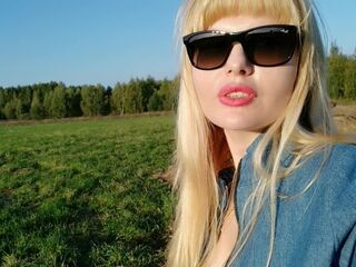 A sunny day & a pretty mother i'd like to fuck sunbathing in the field feeling hot!