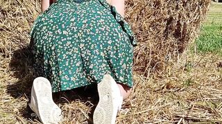 Vends-ta-culotte - Curvy woman undressing into the countryside