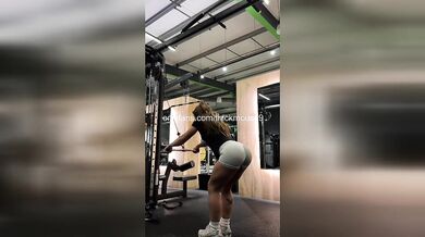 18yo TikTok brunette squirts dry with massage gun live leak