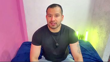 Hombre casado tiene un amante joven twink al que pre&ntilde_a a escondidas de su esposa! Relato sexual