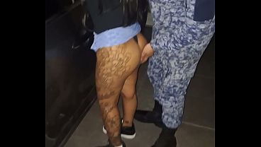 Nos para la polic&iacute_a entrando al motel y mi novia los soborna con su culo para que nos dejen ir