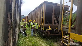 OS OPER&Aacute_RIOS PEGARAM PESADO HOJE NO TRABALHO CHAMARAM O AMIGO PARA UMA ORGIA NA HORA DO ALMO&Ccedil_O E A SOBREMESA FOI COM MUITO LEITE NO RABO E NO MEIO DOS TRILHOS E VAG&Otilde_ES DOS TRENS Part I ( TEASER )