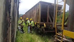 OS OPER&Aacute_RIOS PEGARAM PESADO HOJE NO TRABALHO CHAMARAM O AMIGO PARA UMA ORGIA NA HORA DO ALMO&Ccedil_O E A SOBREMESA FOI COM MUITO LEITE NO RABO E NO MEIO DOS TRILHOS E VAG&Otilde_ES DOS TRENS Part I ( TEASER )