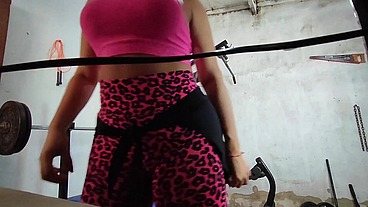 sexo na academia ! ops meu shorts rasgou