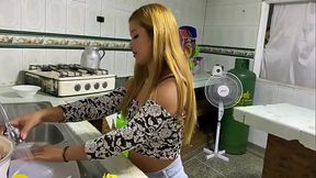 mientras mi hermanastra lava la loza la morboseo y me termina dando su co&ntilde_o