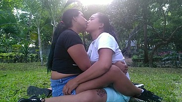VECINAS LESBIANAS SE MANOSEAN Y FROTAN SUS COÑOS EN EL PARQUE A PLENA LUZ DEL DIA