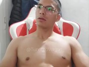 Hombre musculoso pajeando su Enorme Polla