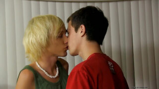 Den unge, tynde lærer Conner Bradley kysser og rider Ryan Morrisons pik i en lækker fetish-action