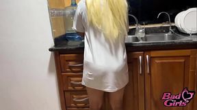 Mi culo jugoso madrastra latina en la cocina, ella quiere follar