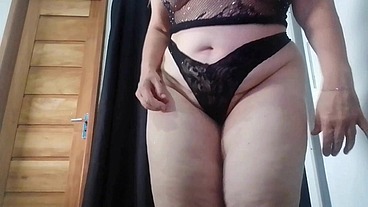 She was so gorgeous, letting the painter create a portrait of her sensual body while she was wearing only sexy lingerie.