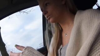 Blondine die immer Sex will Sex im Auto