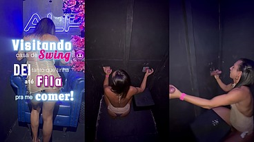 Casa de swing: dei no glory hole, e na hora do apagão fizeram até fila de comedores. Foram várias gozadas na boquinha e ainda fuderam meu cuzinho. Um banho de leite!