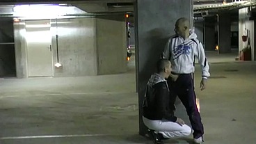 baisé dans un parking par une racaille de citéabusé dans un parking public ...