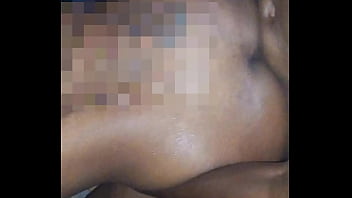 Corno mandou a esposa levar o neg&atilde_o pra cabine e fudeu a pura com for&ccedil_a