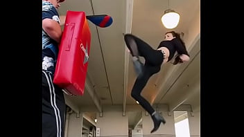 Patada chica entrenando, leggings mallas entrenamiento chica