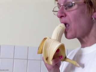 Old slut screws her stinky unshaved snatch with bottle